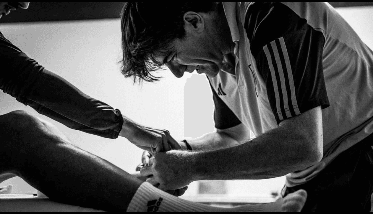 fisioterapeuta cuidando el pie